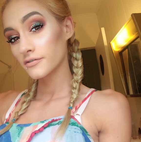 Meet your Posher, Krystal - Picture 1 of 4